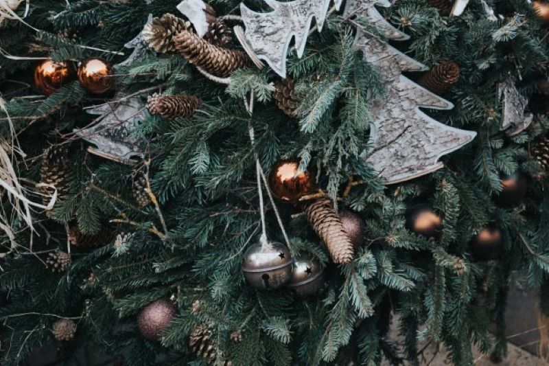 Adding Bows To Artificial Christmas Wreaths And Garlands